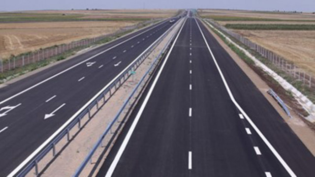 Пътните строители от Бургас и Шумен блокираха части от магистралите