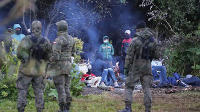 Полша прави нови приемни центрове заради приток на мигранти от Беларус