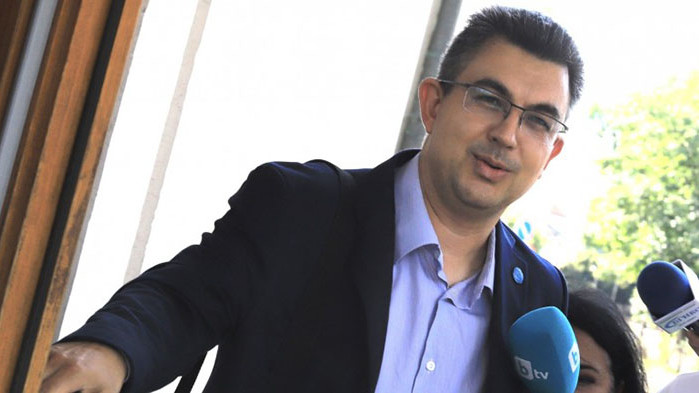 И депутати от Има такъв народ“ питат Виолета Комитова за