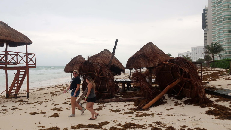 Ураганът Грейс, който удари карибското крайбрежие на Мексико в четвъртък, продължава