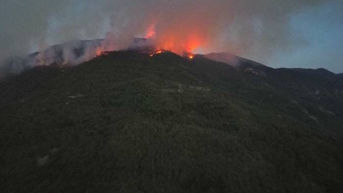 Продължава гасенето на големия горски пожар над село Югово, община