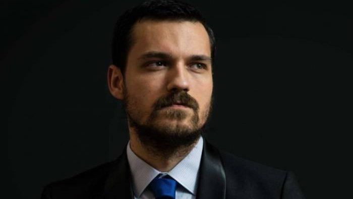 Нямам 40, мога ли да съм президент? Забранено е по Конституция, но съм много готин…
