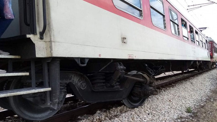 Бързият влак от Бургас за София е блъснал камион на