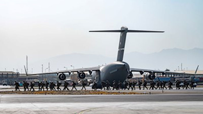 Включват граждански авиокомпании в евакуацията от Афганистан