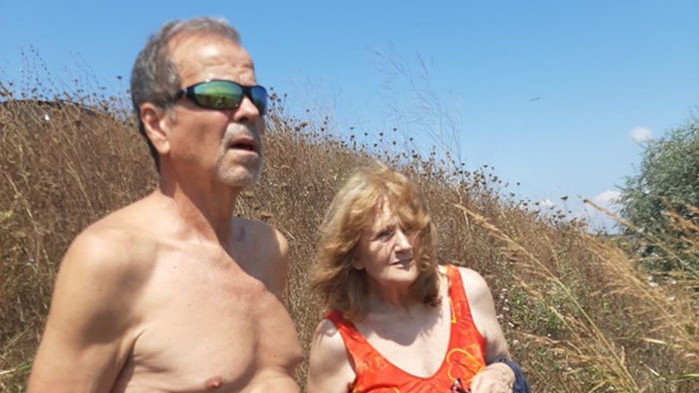 Извинете, от тук ли сте“, плахо пита жена двойка летовници,