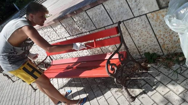 Червени пейки на 13 локации във Варна Така двама младежи