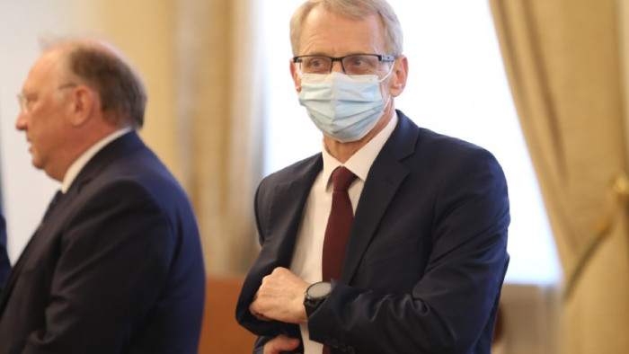 Децата от 1 до 4 максимално в училище, ако не