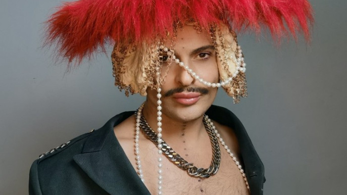 Попфолк певицата Луна отново реши да се впусне в битката