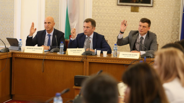 Комисията Росенец в парламента реши да извика на изслушване директорите