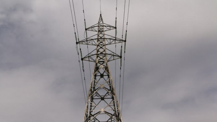 Манолова с остри критики към КЕВР заради регулацията на цената на тока