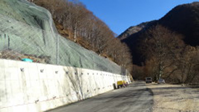 Наполовина е готов тунелът под двете укрепени срутища на пътя