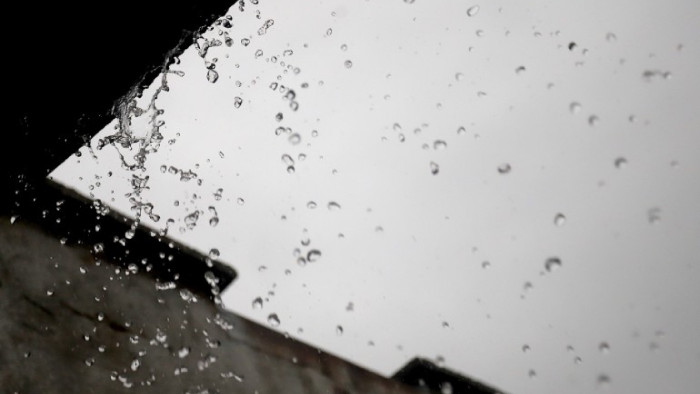 Пороен дъжд, гръмотевици и градушка в София. Има данни, че