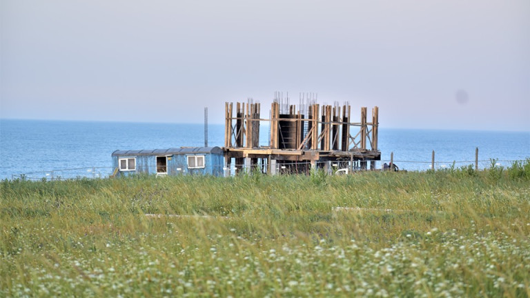 Спират строежа на хотел на плаж Бутамята. Това се случва