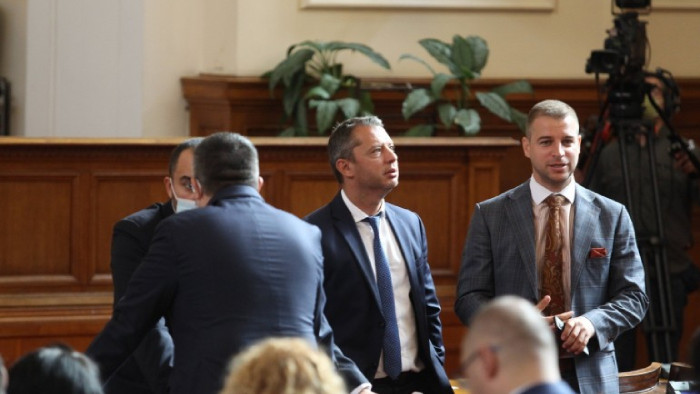 За разлика от Вас всички ние тук сме избирани от