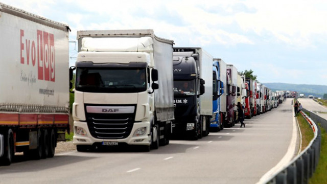 Шофьорите казват че въпреки уверенията на властите чакането с часове