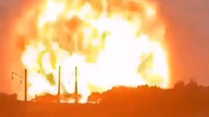 60 души са ранени от взривове в склад на военна