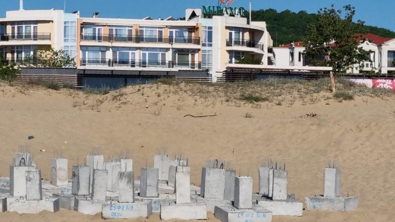 АКФ иска премахване на незаконния строеж на плаж "Смокиня"