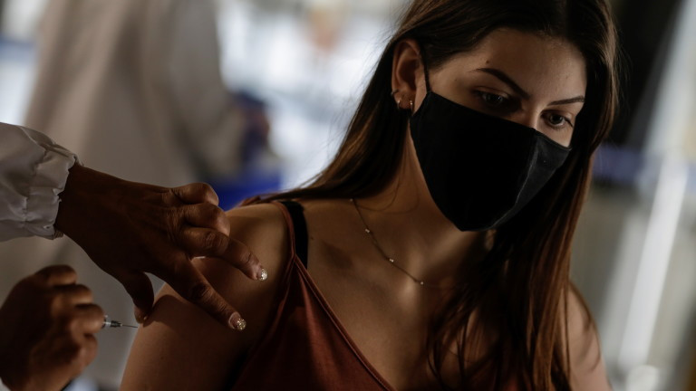 Хората, особено неваксинираните, които се заразяват с вариант Делта на коронавируса,