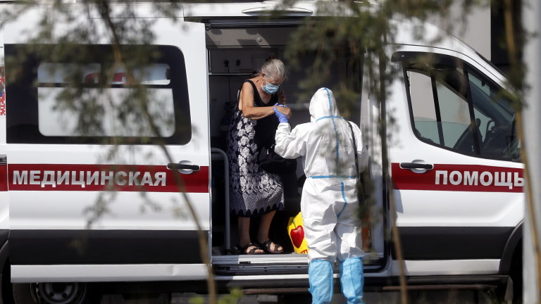 Смъртността сред заболелите от COVID-19 в Русия за пръв път надхвърли 50 000 за месец