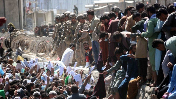 Стотици афганистанци протестираха днес пред банка в Кабул, а пред