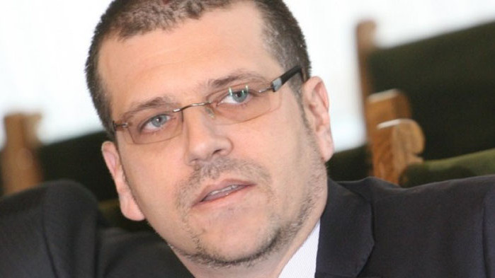 Това, което се вижда зад колоните на Министерски съвет, е