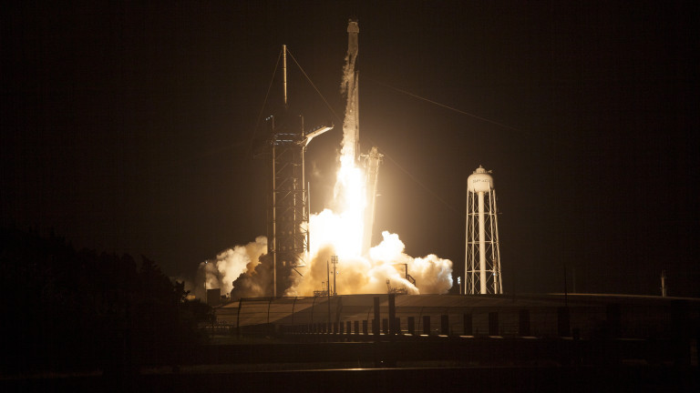 Американската частна компания SpaceX изстреля ракетата Falcon 9 с космическия кораб