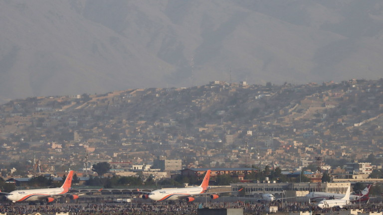 Последният самолет с британски дипломати и официални лица е напуснал