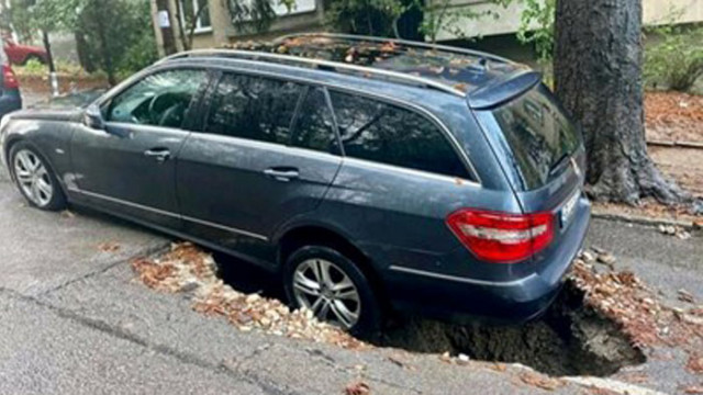 Кратер който се отвори изведнъж почти погълна паркирал Мерцедес на