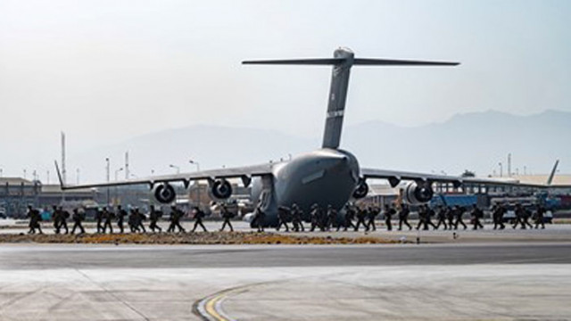 182 афганистански граждани пристигнаха в Албания днес с два самолета