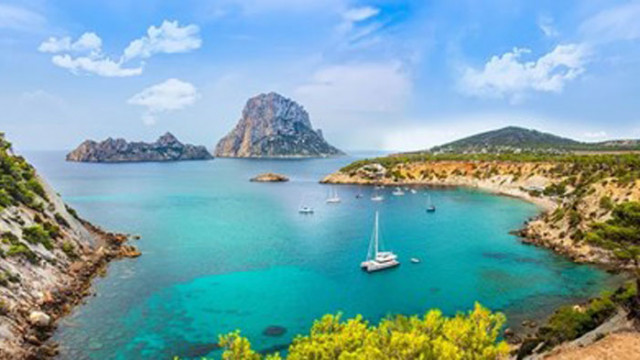 Най малко 12 души пострадаха при инцидент с ферибот край испанския