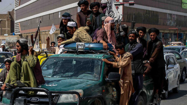Лидерите на талибаните поеха контрола над летището в Кабул след