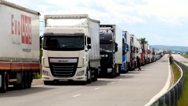 Транспортни фирми от Северна България организиратха блокада на граничния пункт