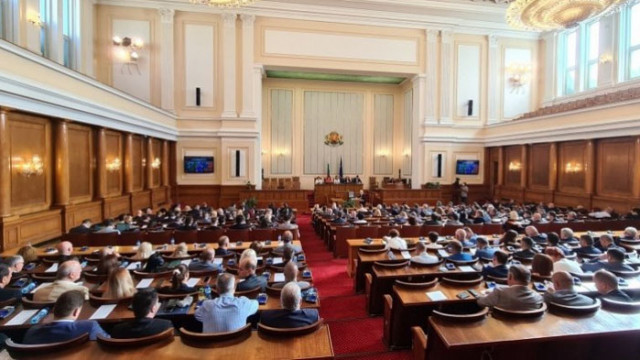 Очаква се днес Народното събрание да гласува на коя дата