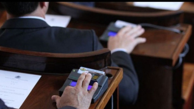 Парламентът насрочи президентските избори на 14 ноември 2021 година За