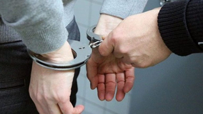 Mлад мъж, обвинен за грабежа на дамска раница, остава в ареста