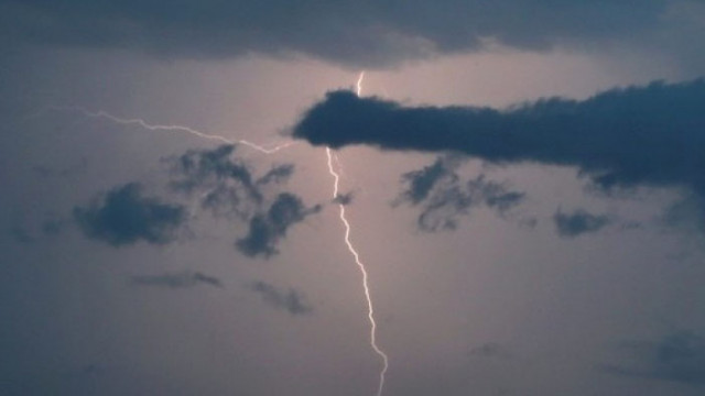 Стихията е съпътствана от над 9000 мълнии За проливни среднощни