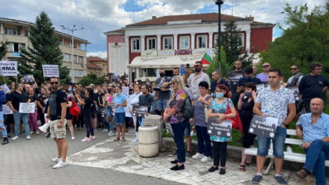 Ресторантьори излязоха на протестно шествие във Велико Търново Причината за