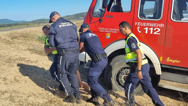 Германският къмпингар който закъса с противопожарен камион кемпер на Шофьорския плаж
