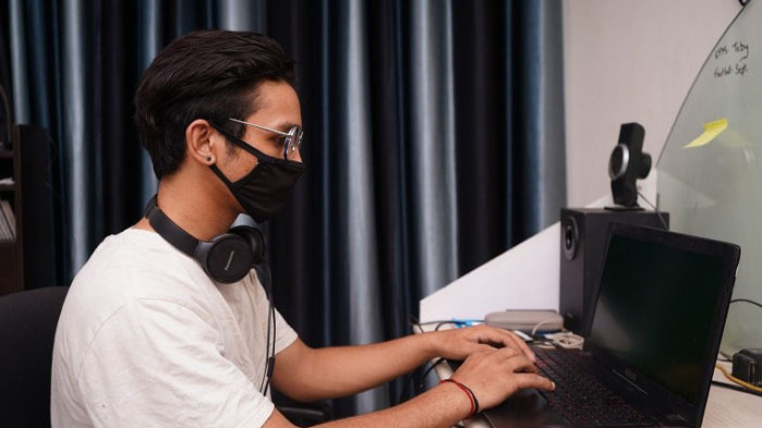 При преминаване към онлайн обучение всички ученици и учители ще