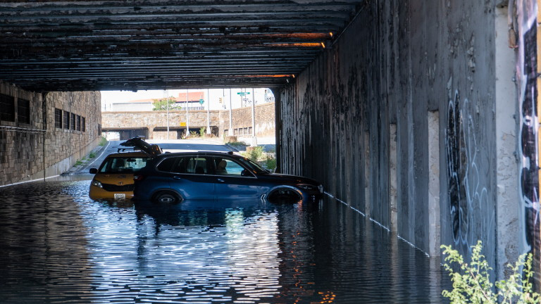 Вследствие на светкавичните наводнения загинаха най-малко 44 души в четири
