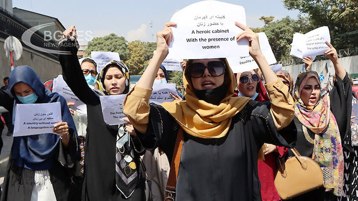 Говорителят на талибаните Сухейл Шахин заяви, че жените, носещи хиджаб
