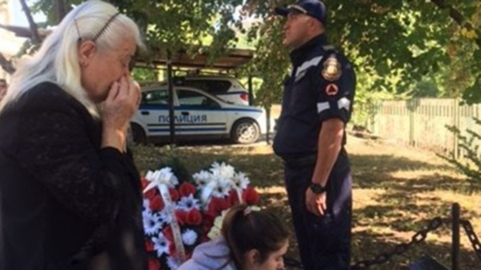 Колеги и приятели на загиналите преди 22 години полицаи и