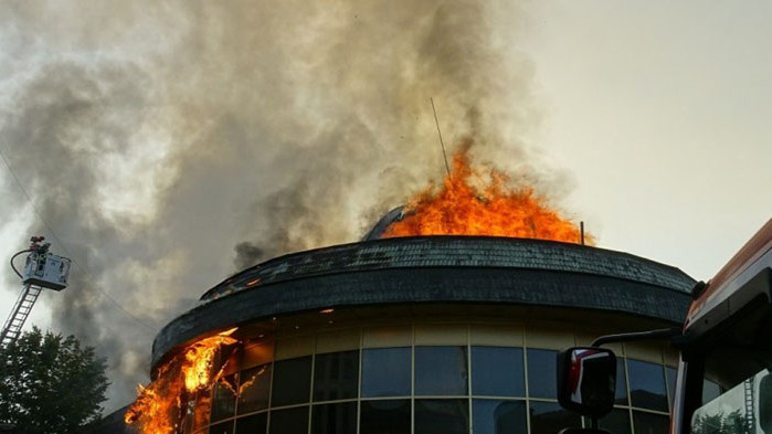 Голям пожар гори в центъра на Благоевград. На място има екипи на