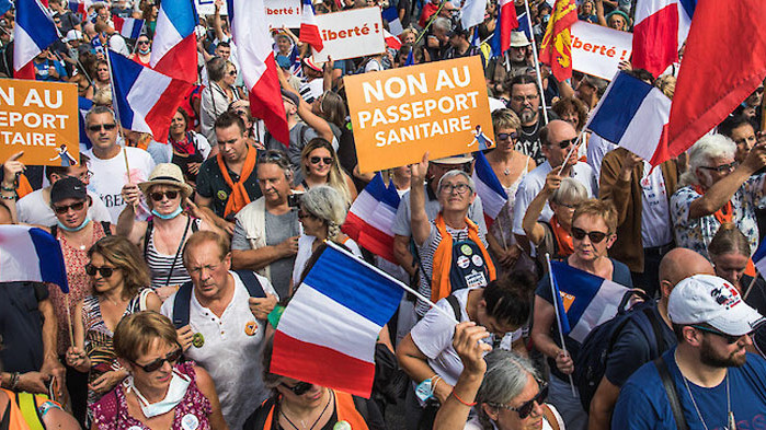 Многохилядни протести във Франция срещу санитарните пропуски