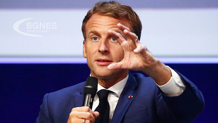 Френският президент Еманюел Макрон по време на телефонен разговор с