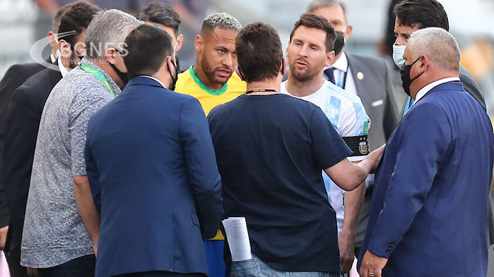 Здравните власти нахлуха на терена и прекратиха мача Бразилия - Аржентина