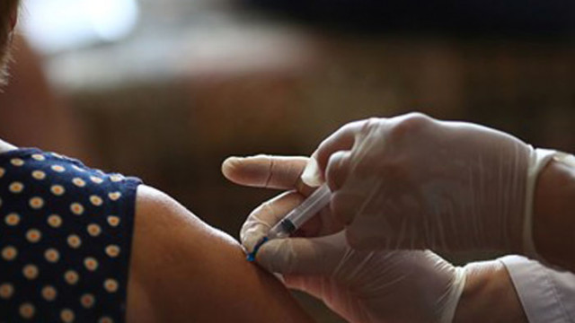 Днес в Гърция започна ваксинация пред църквите като част от