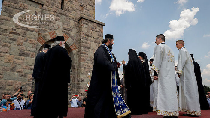 Сръбски свещеници в Цетине пеят песни за връщането на сръбската армия в Косово