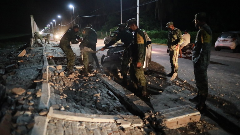 Трус над 7 по Рихтер удари Мексико