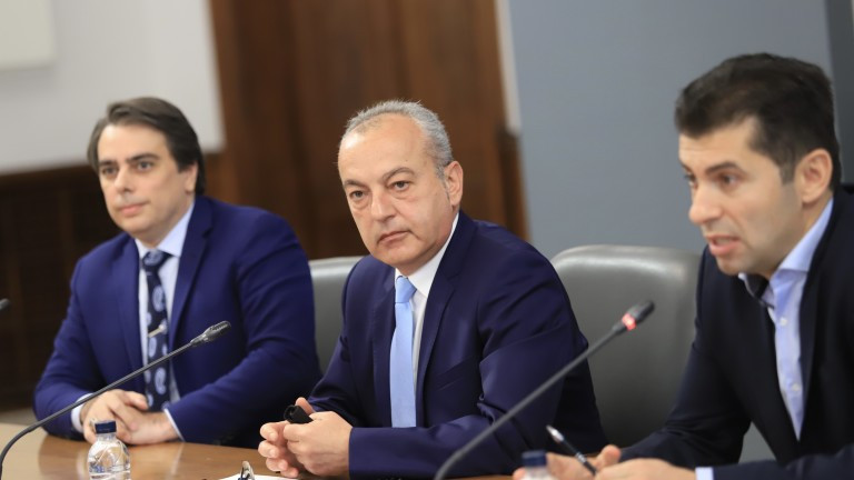 Около 140 000 работници и служители на месец ще бъдат